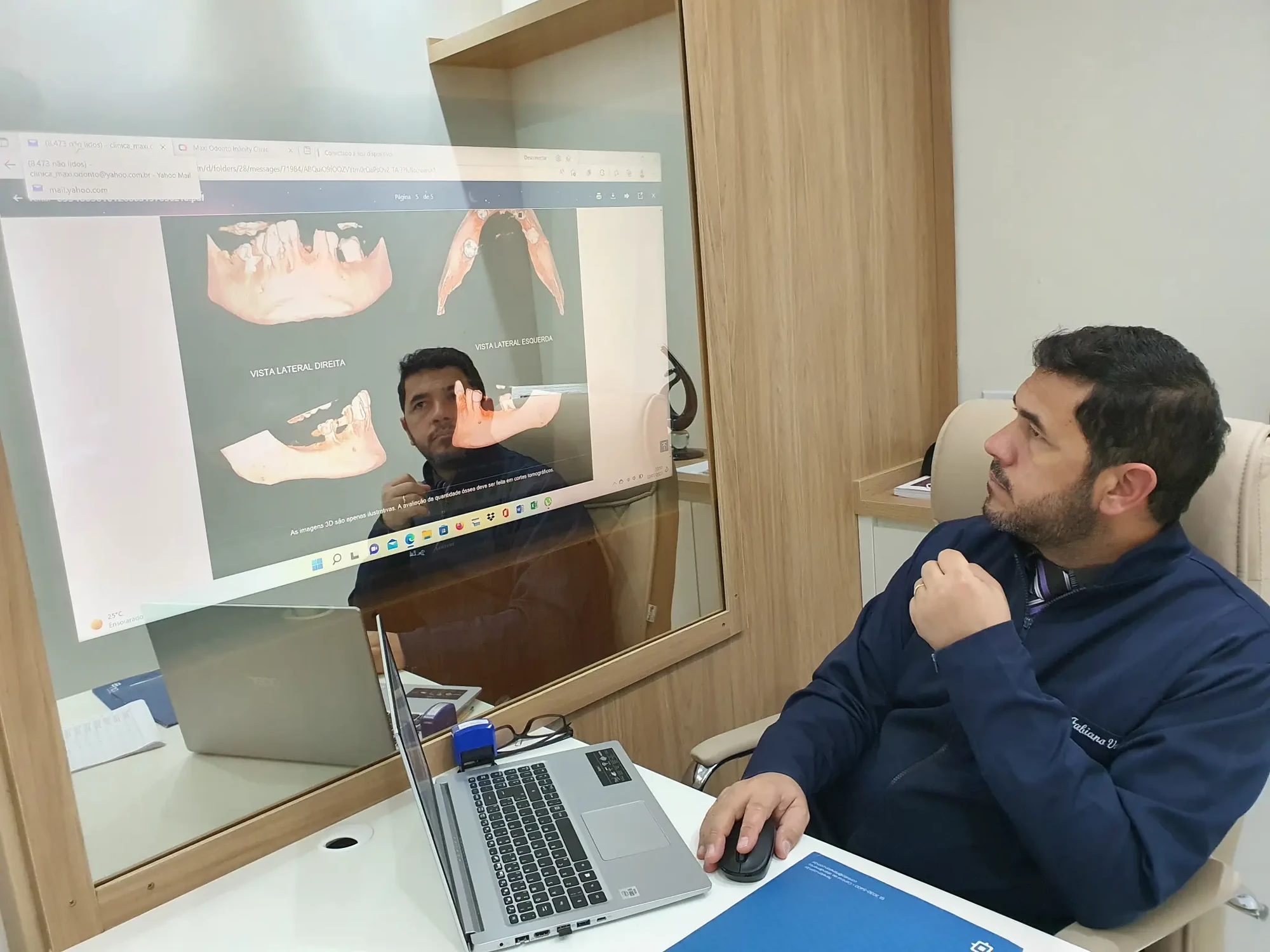 Dr. Luis Fabiano analisando o planejamento de implantes